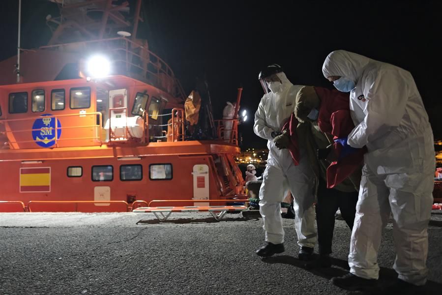 Salvamento Marítimo restaca una patera con 20 mujeres y 3 niños al sur de Gran Canaria