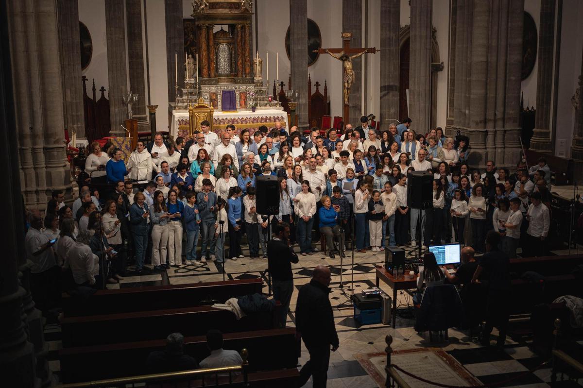 Participantes en el ensayo y grabación del himno del papa en la Catedral de La Laguna.