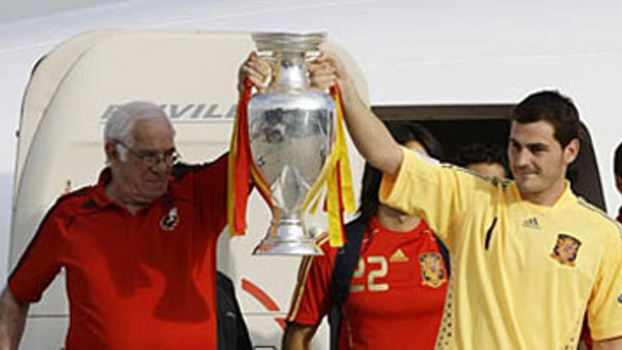 Casillas y Aragonés muestran el trofeo de campeones a la llegada de la selección a Madrid