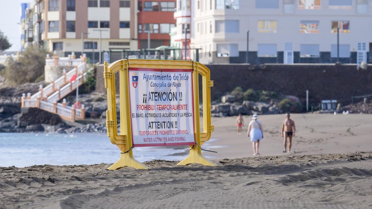 Cartel del cierre de la playa de Melenara, el mes pasado.