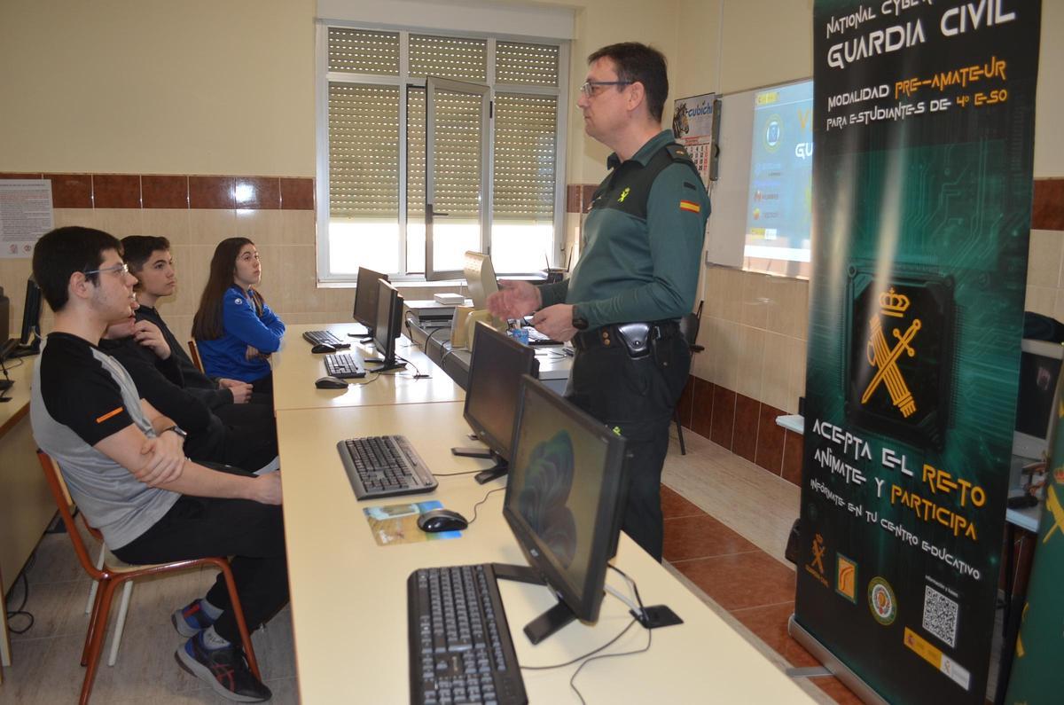 El comandante explicando la Ciberliga a alumnos y alumnas del Colegio Virgen de la Vega.