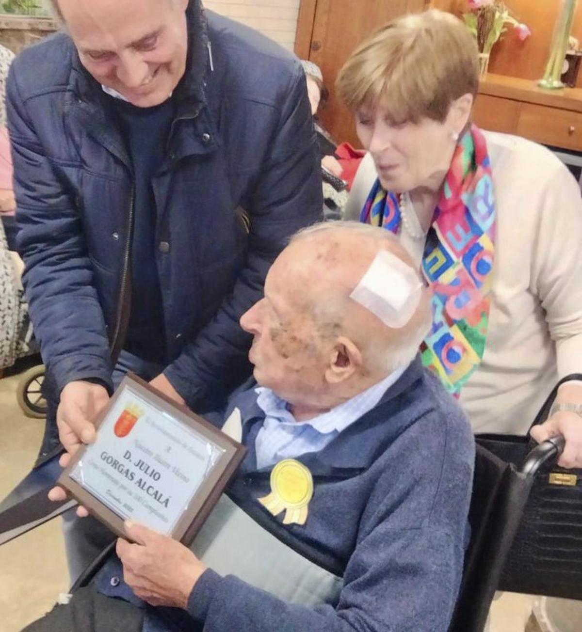 El ayuntamiento le entregó una placa conmemorativa.