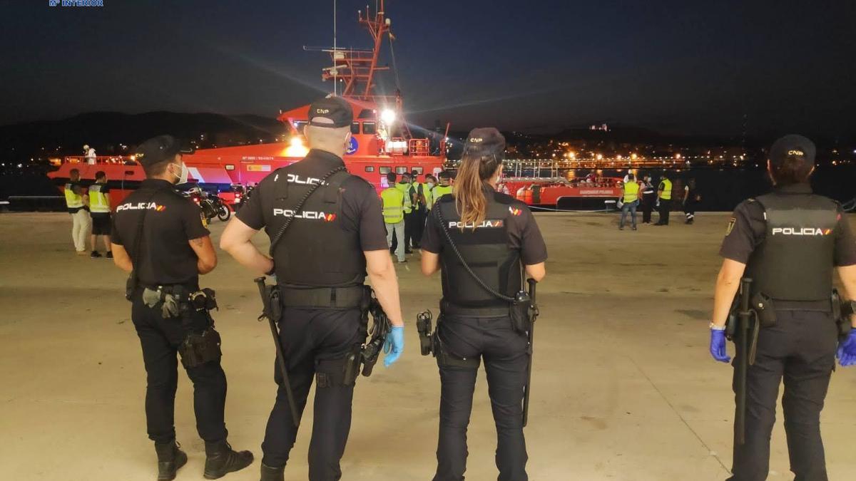 Agentes de la Policía Nacional movilizados tras la llegada de una patera a Palma.