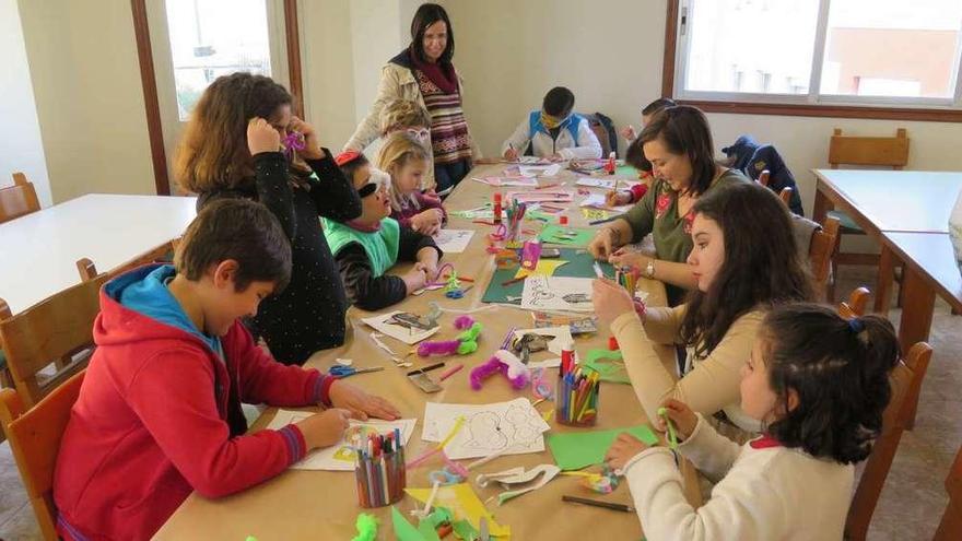 Niños participan en un taller para elaborar accesorios de Carnaval