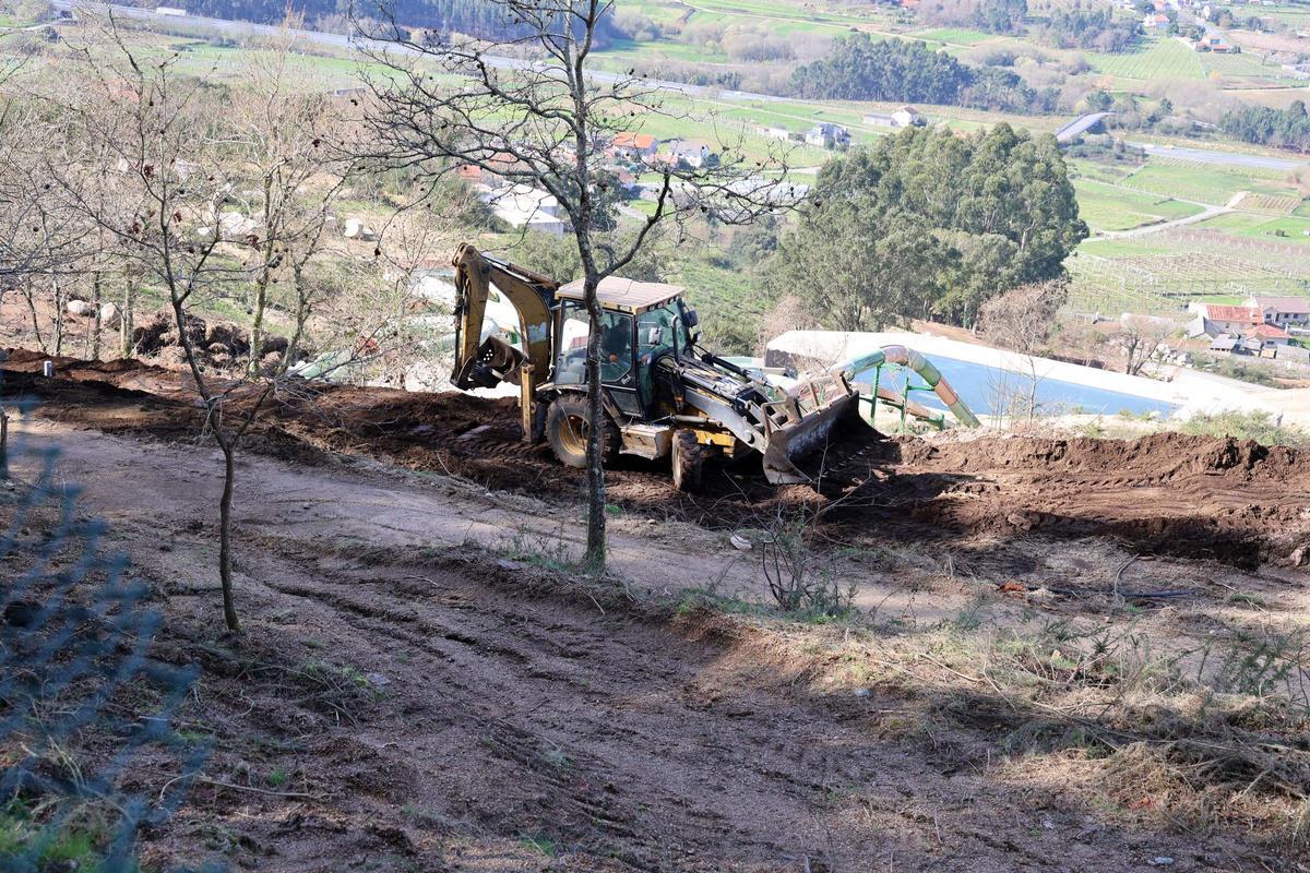 Una excavadora, trabajando ayer en la parte alta del recinto del parque acuático.