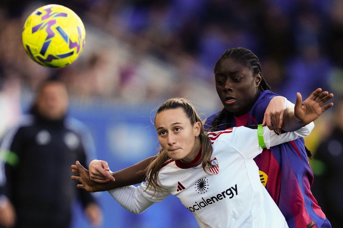 Aïcha Cámara presiona a Alba Cerrato durante el encuentro de la Liga F de este domingo.