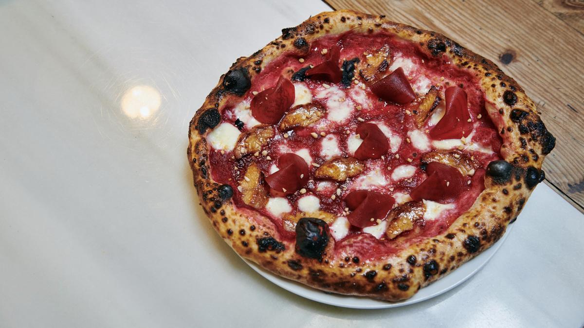 La curiosa pizza de Rooftop Smokehouse x Sartoria Panatieri.
