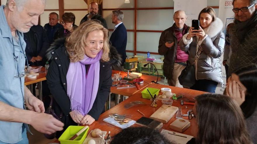 Belarmina Díaz, durante su visita a un taller, en Santolaya. | PRINCIPADO
