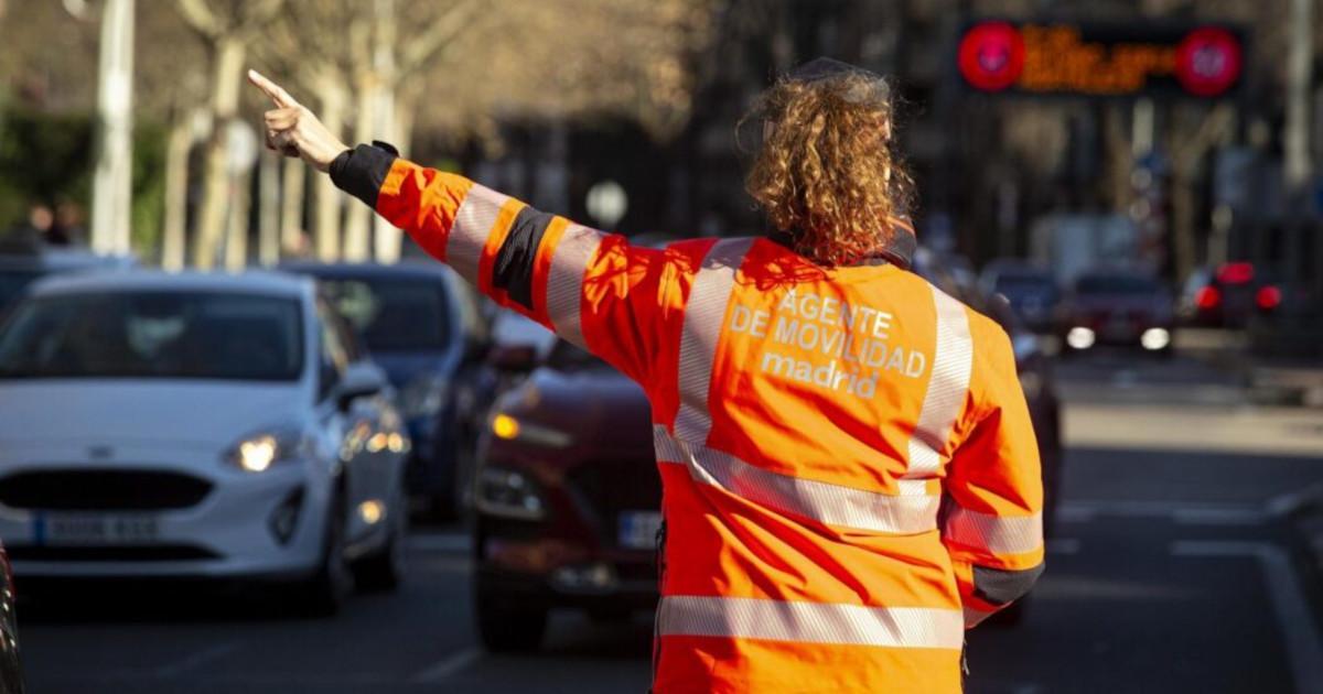 Una agente de movilidad dirigiendo el tráfico de vehículos en la capital.