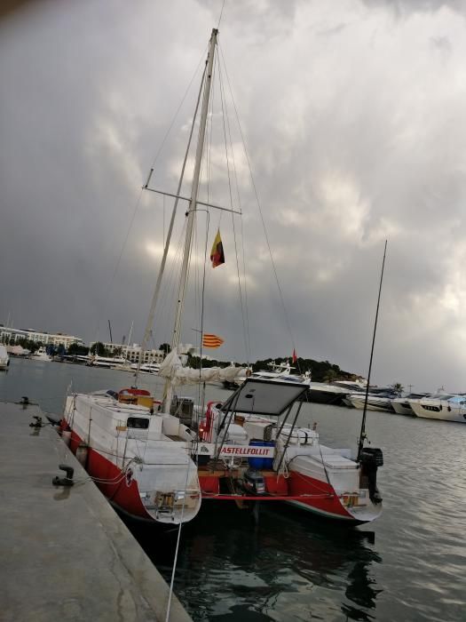 Remolquen el catamarà d'en Pepe a Eivissa