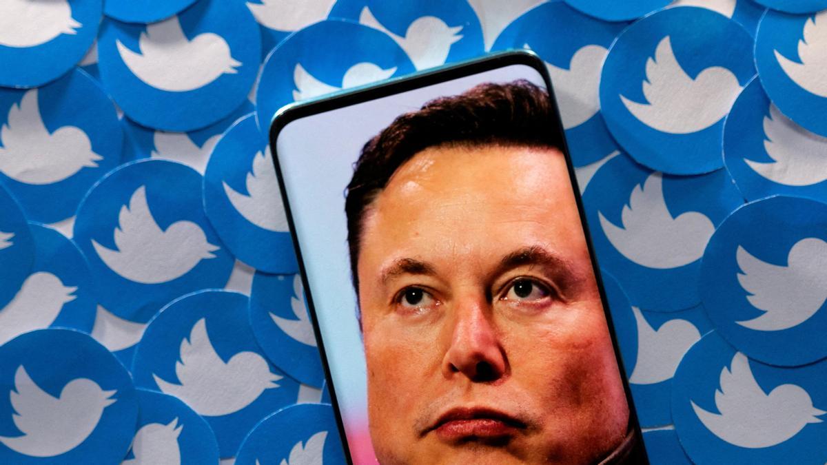 Ilustración con la foto de Elon Musk en un smartphone sobre logotipos de Twitter