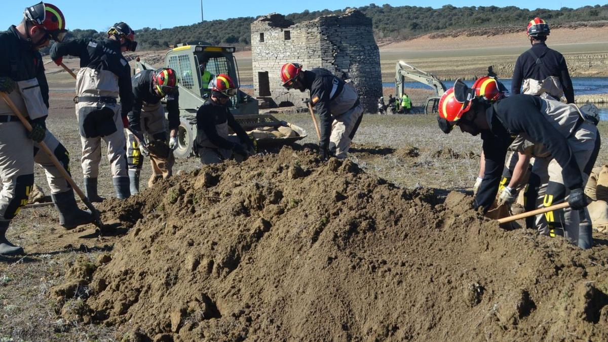 Una sección de militares de la UME realizando maniobras en la zona del embalse de Ricobayo. | Eva Ponte