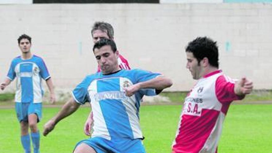 Pablo Díaz, autor del gol del empate avilesino, ante un defensor rival.