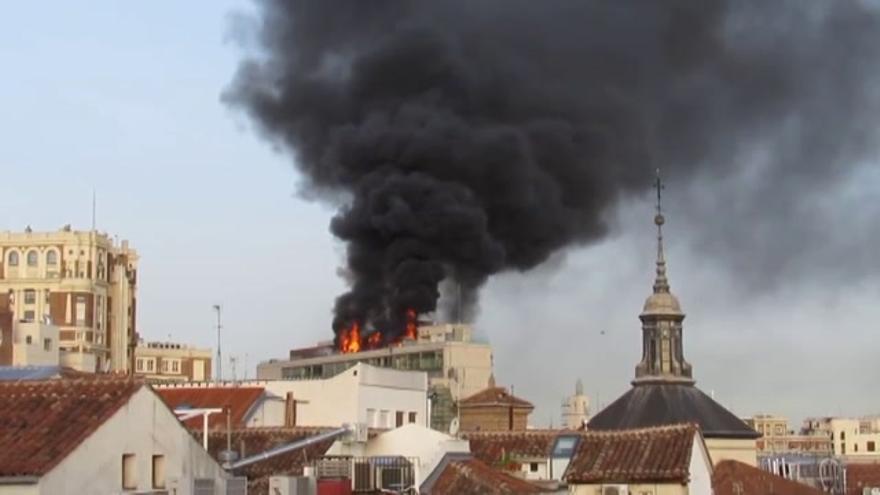 Vídeo / Arde un edificio en plena Gran Vía