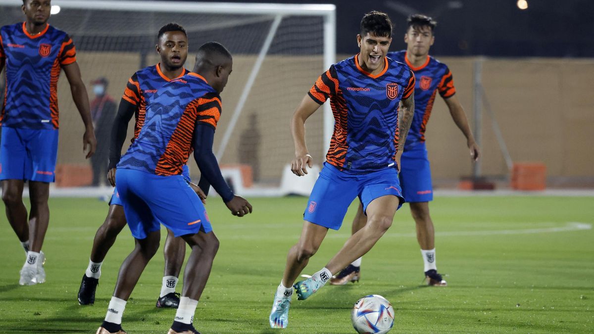 Jugadores de Ecuador, este sábado, en su último entrenamiento previo a su debut en el Mundial.