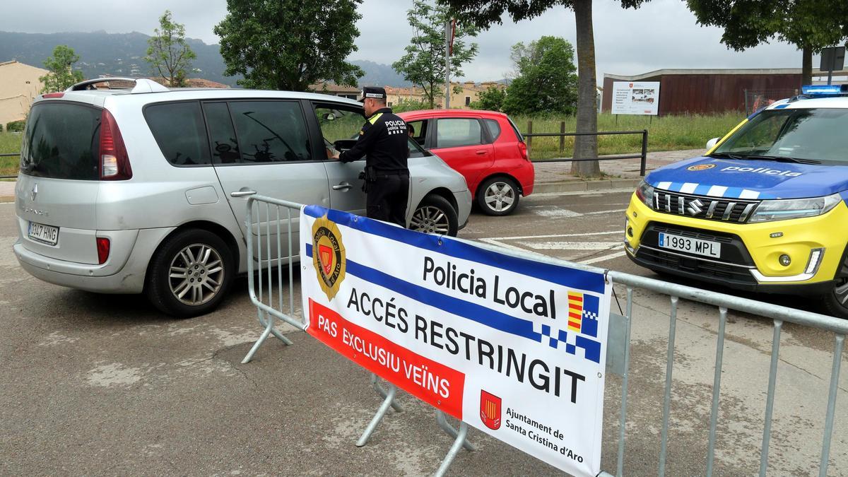 La policia local de Santa Cristina d'Aro només deixa entrar al poble els veïns o qui tingui causa justificada