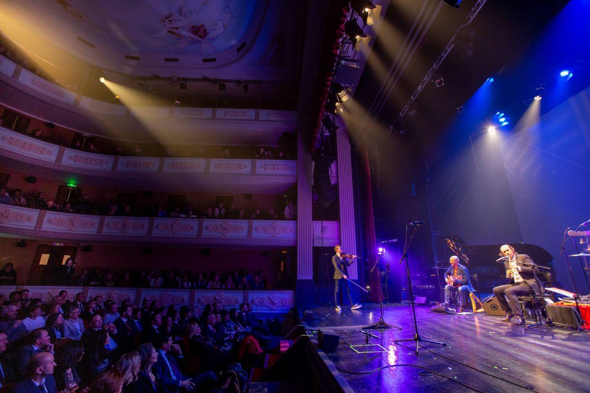 Carlos Núñez fue el artista invitado al 7º Concierto Solidario organizado por Suevia.
