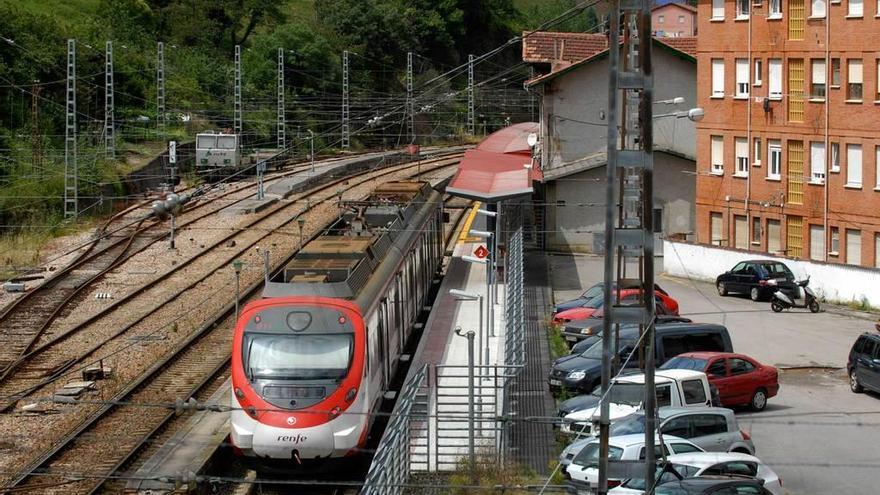 Un tren de Cercanías de Renfe en la estación de Lena.