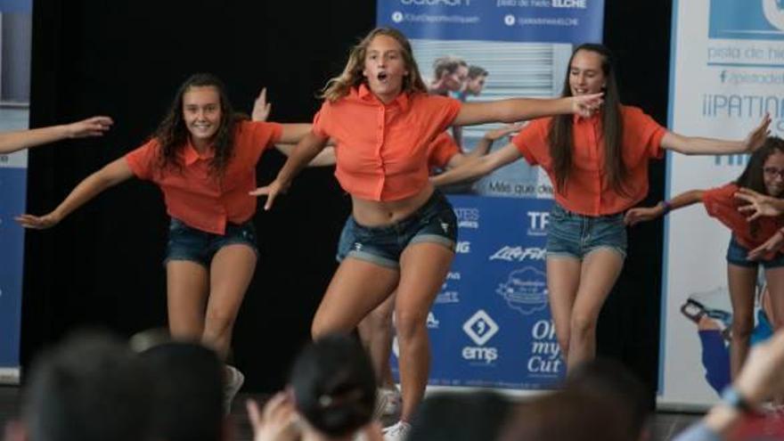 Los menores enseñaron el fruto de su trabajo en la escuela de baile.