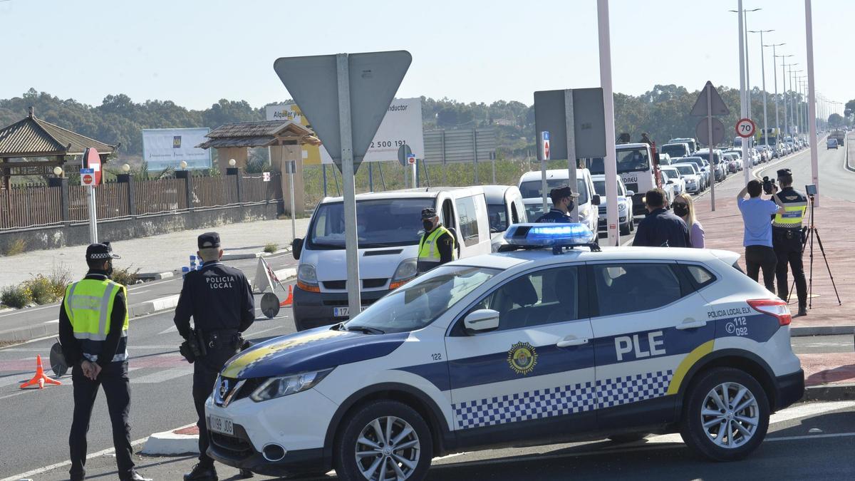 Retenciones en la carretera de Santa Pola durante el primer fin de semana con cierre perimetral en Elche