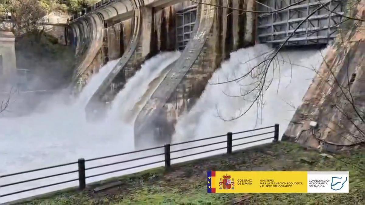 Video | Desembalse de la presa del Rosarito, que afecta a Campo Arañuelo.