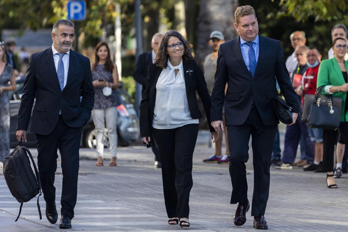 La exvicepresidenta Mónica Oltra el día que fue a declarar, escoltada por sus abogados, Daniel Sala y Miguel Ferrer.