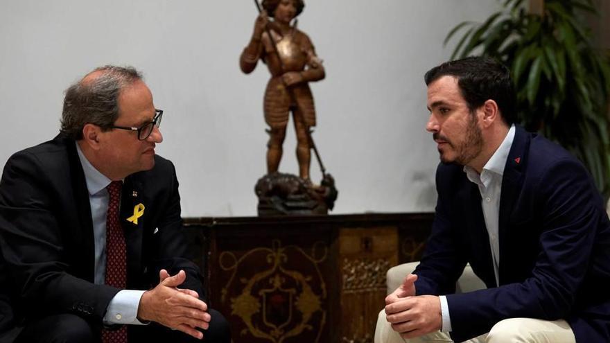 Torra, con el líder de IU, Alberto Garzón, durante la reunión que mantuvieron ayer en el Palacio de la Generalitat.