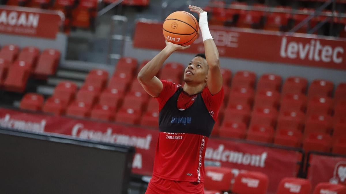 Trae Bell-Haynes lanza a canasta en el entrenamiento del pasado jueves.