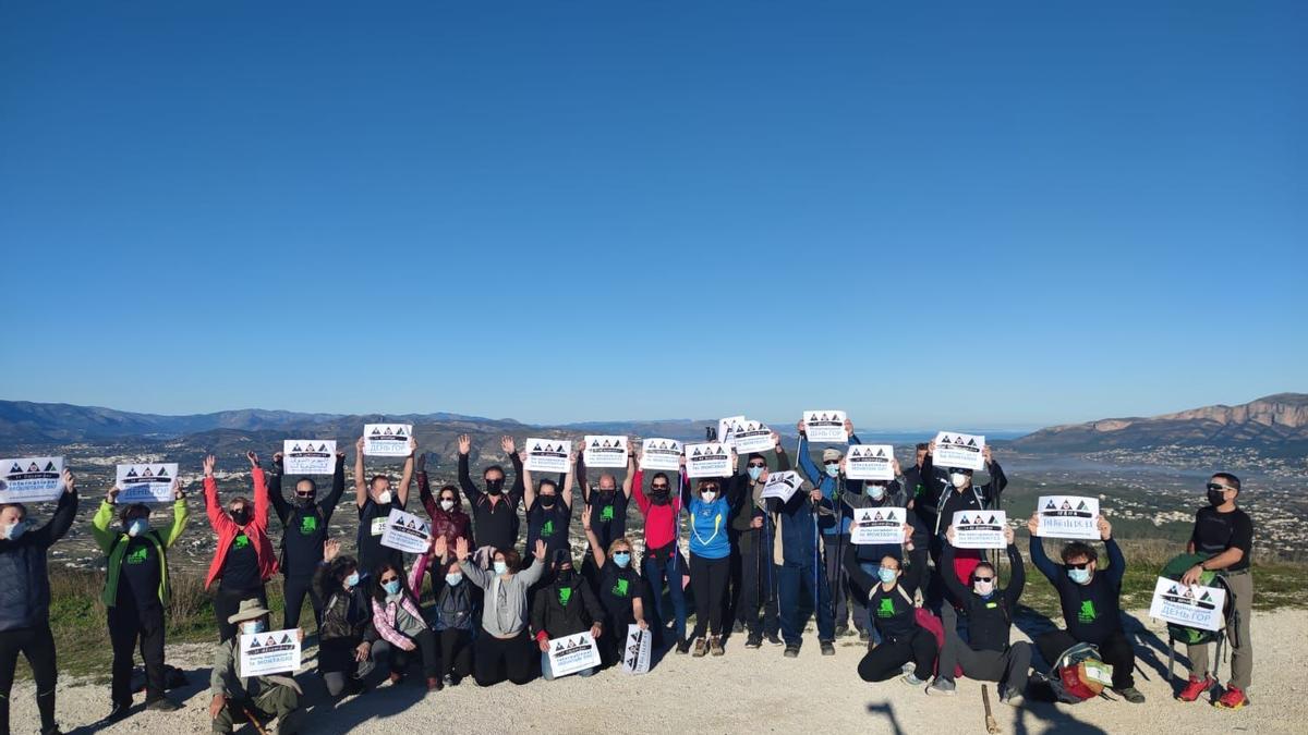 Participantes en la ruta del Puig de la Llorença y los acantilados que guió el club Multiesport Benitatxell