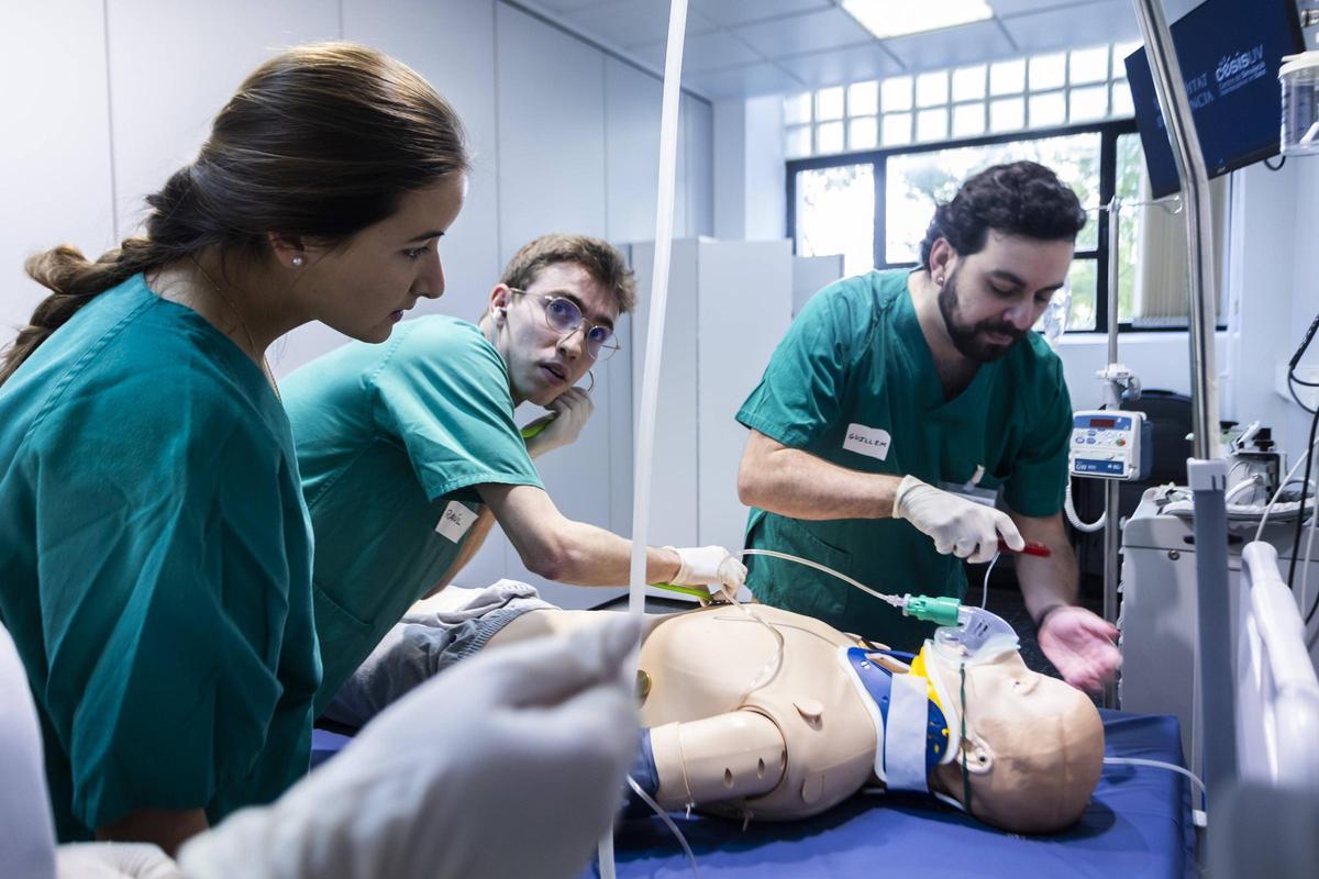 Tres estudiantes de Medicina de la UV en una simulación con uno de los maniquís hiperrealistas del CESIS.