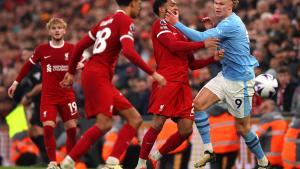 Erling Haaland, delantero del Manchester City, lucha con varios rivales del Liverpool en un partido de la Premier.