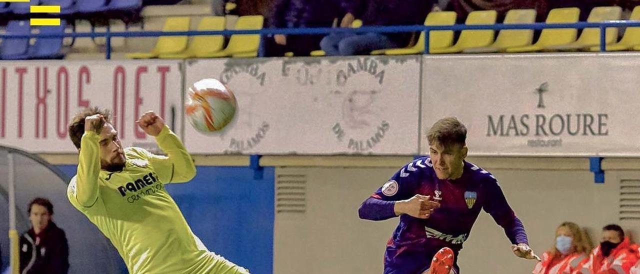 Migue Leal intenta interceptar el centro del joven extremo local Joan Puig, en un lance del partido disputado en el Municipal de Palamós-Costa Brava.
