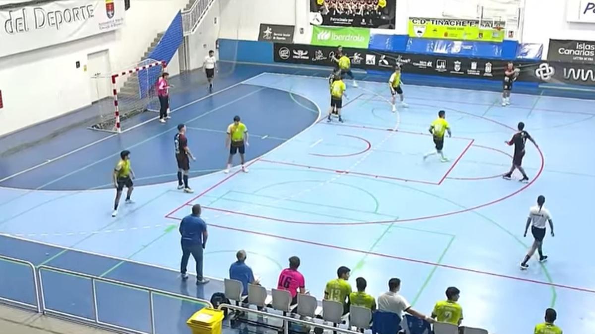 Una acción en defensa del Bueu en su partido del fin de semana en Lanzarote.