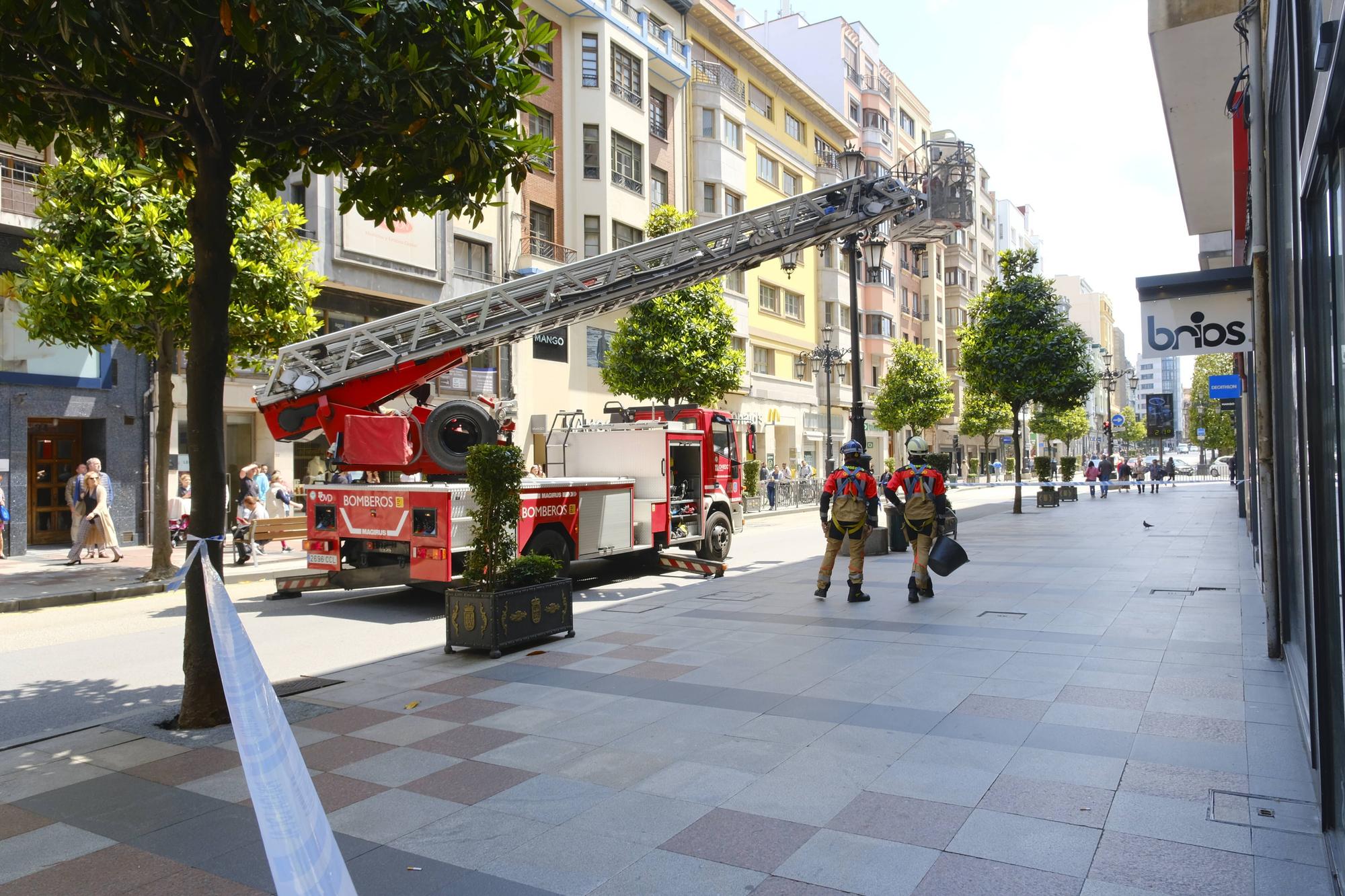 Alarme en la calle Uría de Oviedo por la caída de cascotes en plena vía pública