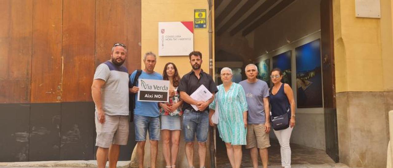 Los integrantes de la plataforma ‘Vía verda, així no’, antes de su entrevista con el conseller.