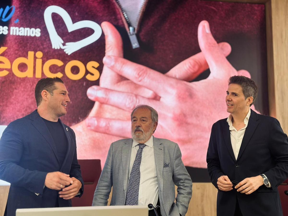 El artista Manuel Tenorio, el presidente del CACM, Alfonso Carmona, y el periodista Fernando Díaz de la Guardia en la sede del Colegio de Médicos de Sevilla.