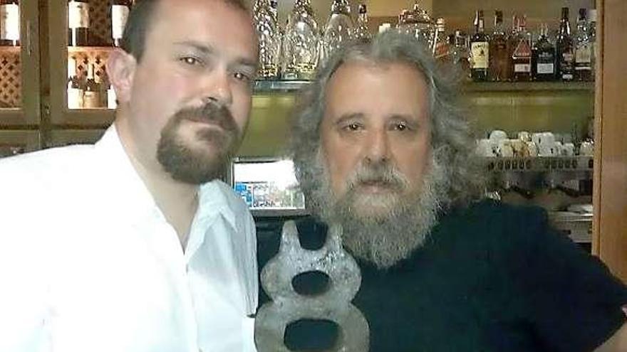 Fernando Marrot, a la derecha, y Omar Tuero, con uno de los premios «Cacahué».