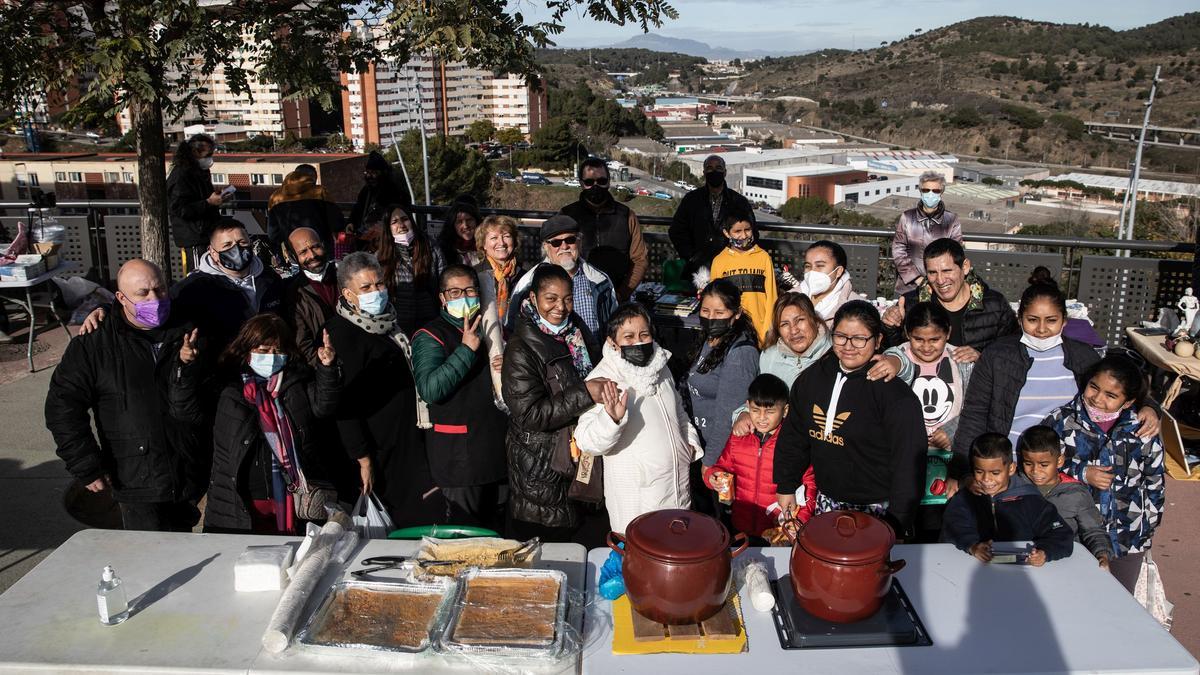 BARCELONA 28/12/2021 Barcelona. Crónica sobre la fiesta navideña que organiza la asociación de vecinos de Ciutat Meridiana. Ofrecen chocolate y bizcocho mientras se realiza un mercadillo solidario. Historias de vecinas en proceso de desahucio. FOTO de ZOWY VOETEN