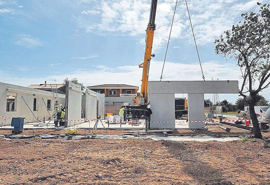 Los montadores colocando los primeros bloques.