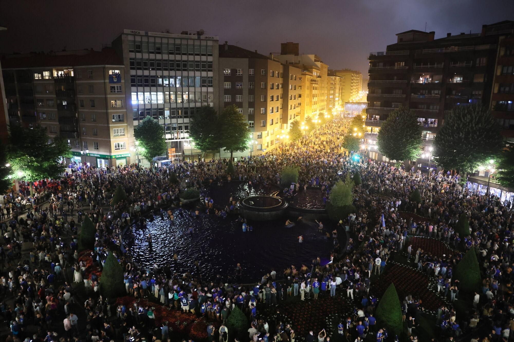 El ascenso del Oviedo llena las calles de la ciudad para celebrar su vuelta a Primera 24 años después