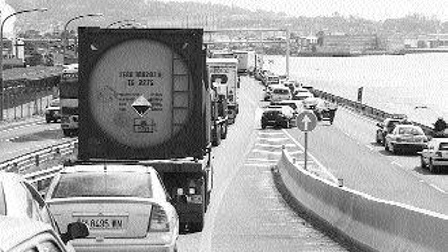 Colas formadas en la tarde de ayer en la autovía tras el accidente. / junior