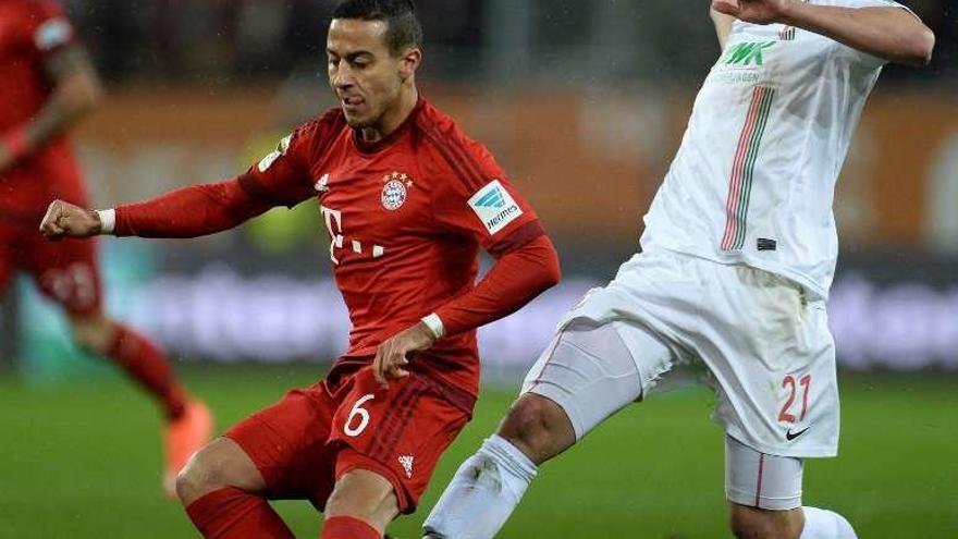 Dominik Kohr intenta frenar el avance de Thiago Alcántara. // A. Gebert