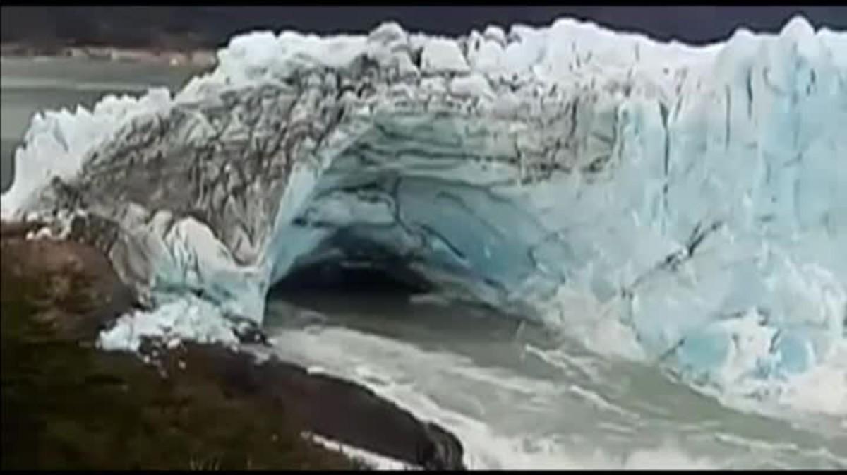 El glaciar Perito Moreno, en la provincia de Santa Cruz, a 2.000 kilómetros de Buenos Aires, ha roto su hielo eterno.