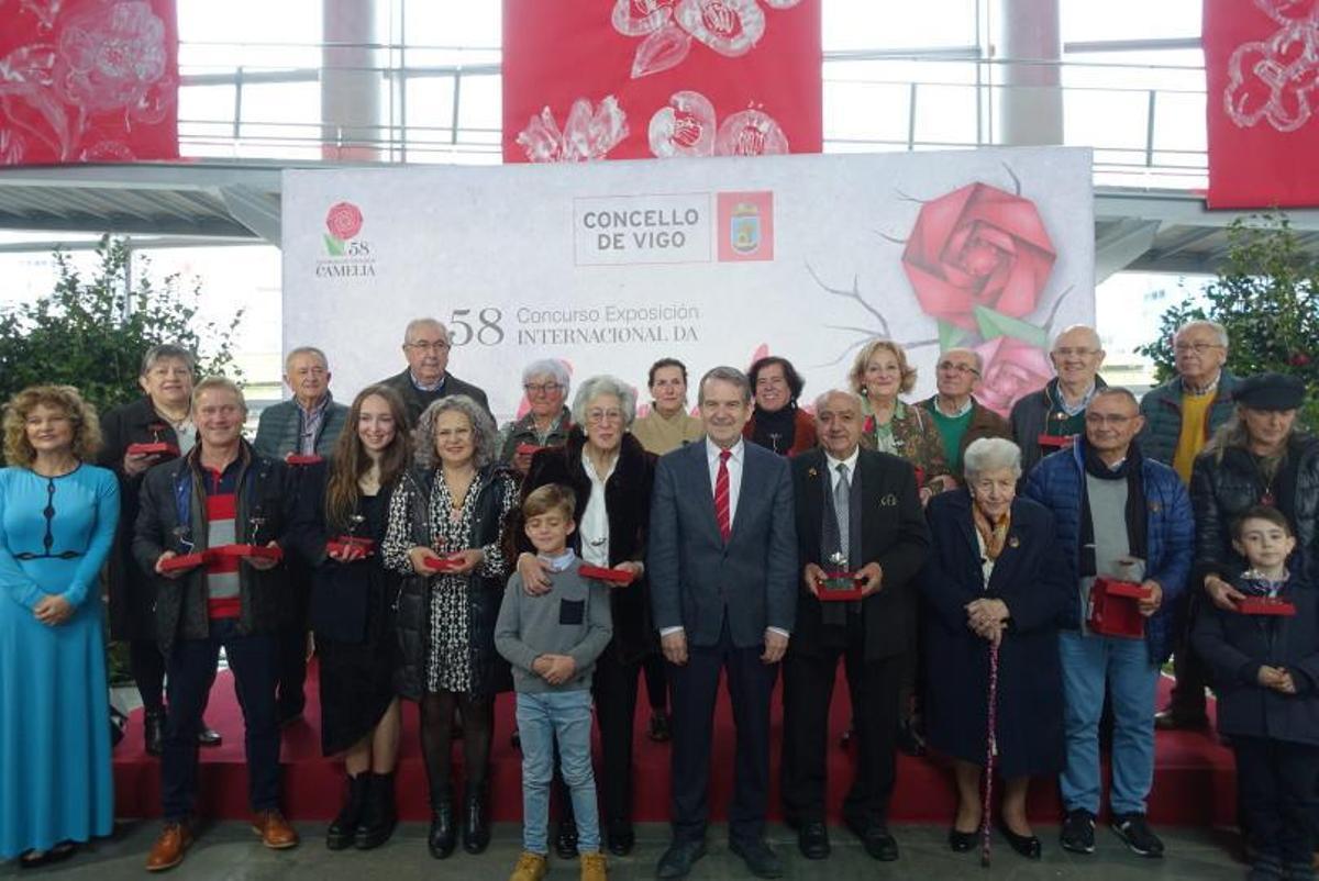 El alcalde Abel Caballero, junto a los ganadores de las diferentes categorías del concurso internacional de la camelia.   | // FDV