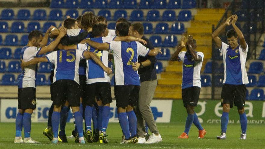 Los jugadores del Hércules celebran un gol ante el Cornellà en un partido de Copa