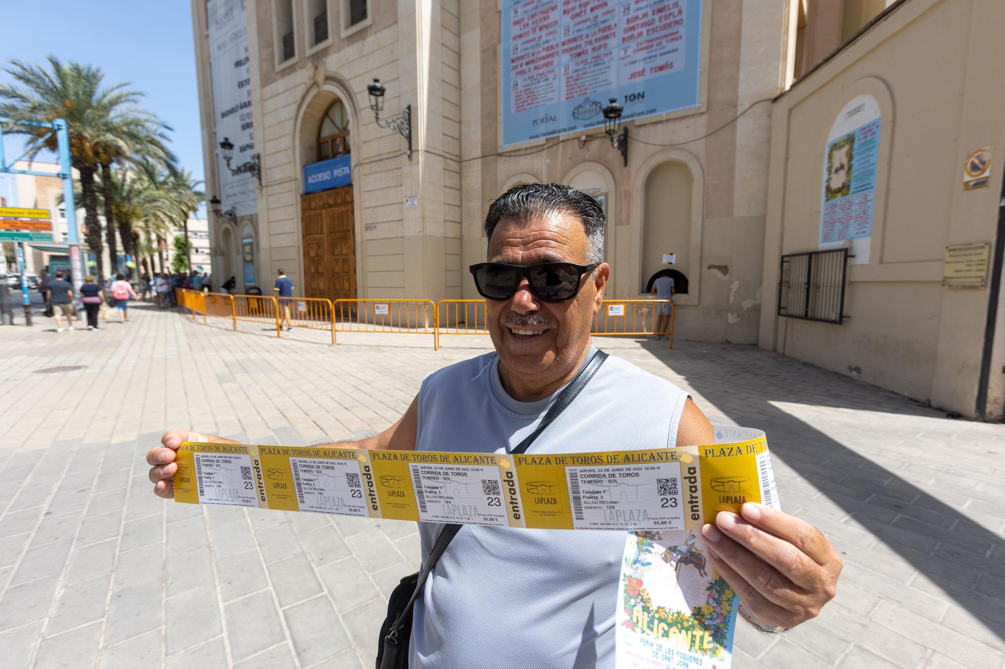 Colas para comprar entradas de la Feria taurina en la plaza de toros de Alicante