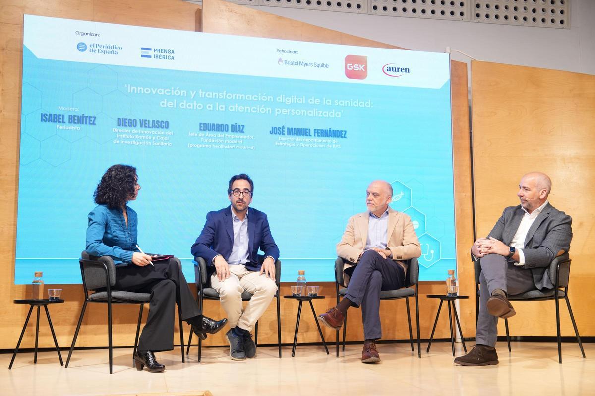 De izquierda a derecha, la periodista Isabel Benítez; Diego Velasco, director de Innovación en el  Instituto Ramón y Cajal de Investigación Sanitaria; Eduardo Díaz, jefe del Área del Emprendedor en la Fundación madri+d, y José Manuel Fernández, director del Departamento de Estrategia y Operaciones en BMS.