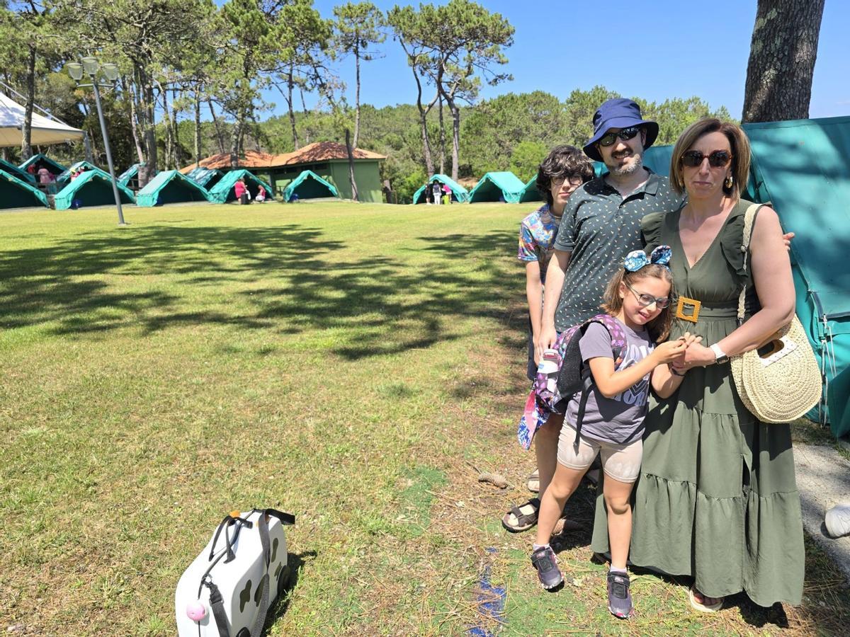 Clara (Moaña), su hermano Mario y sus padres, Dani y Susana.
