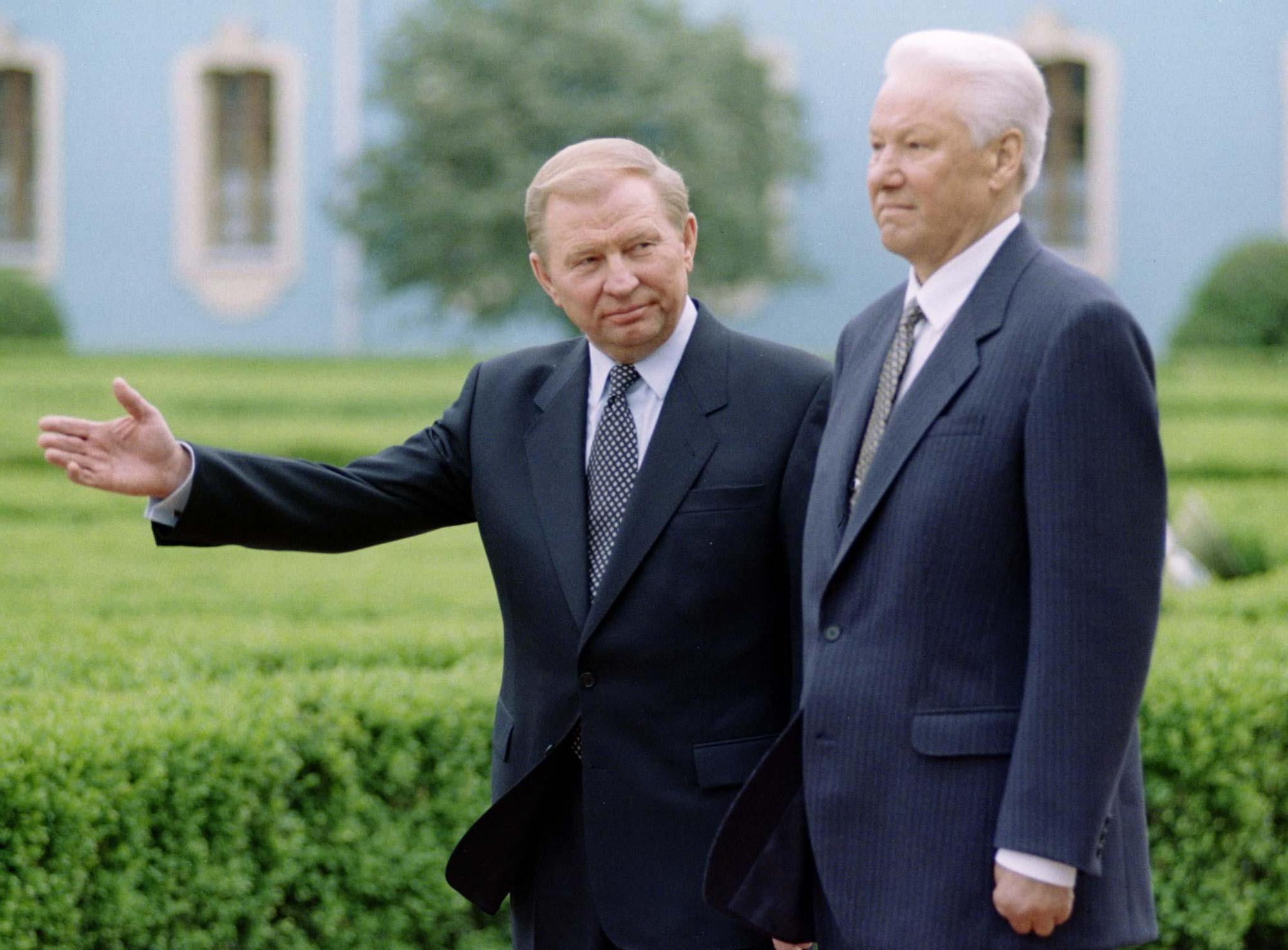 Boris Yeltsin con Leonid Kuchma en 1997