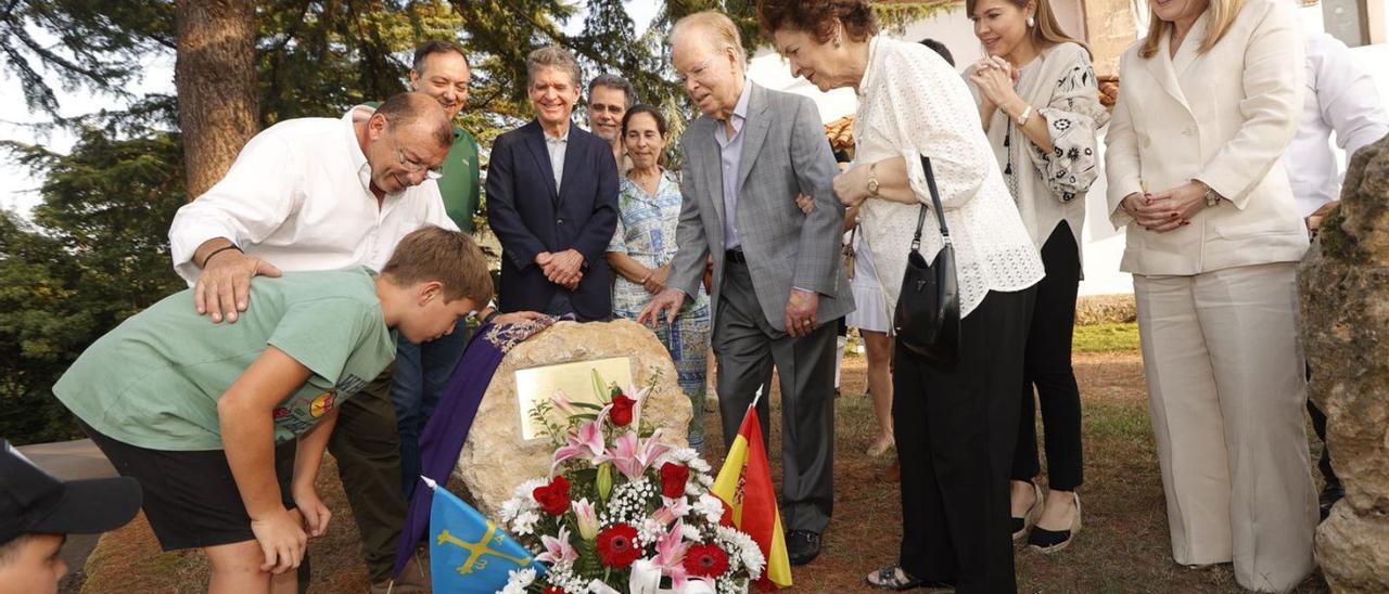 Corripio, en el centro, acompañado de familiares y del Alcalde, durante el descubrimiento de la placa. | Miki López